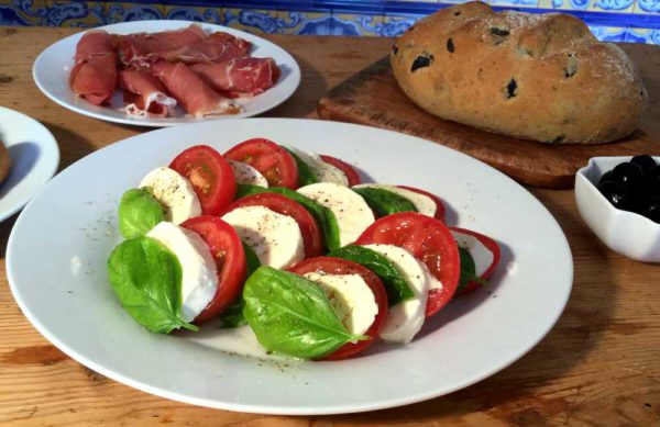 Insalata caprese – Italiensk “nasjonalsalat” med mozzarella