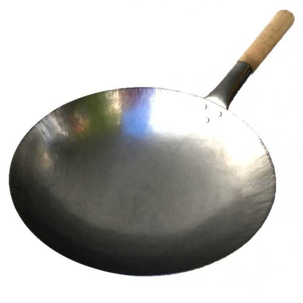 Håndlaget wok (av stål) med håndtak av tre